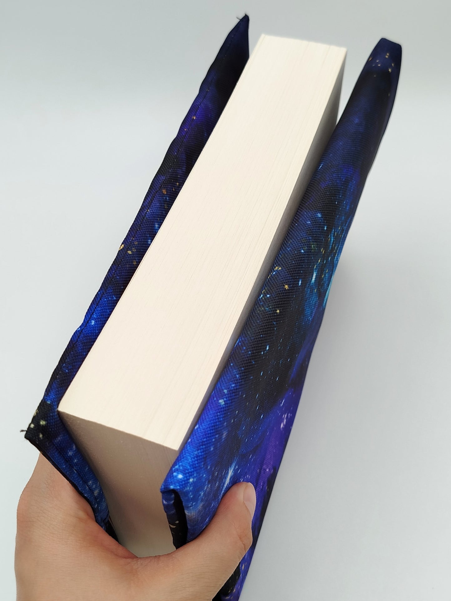 Funda literaria - Forced proximity - Sobrecubierta impermeable